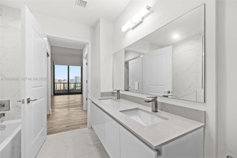 Apartment in Hallandale Beach, Florida 2 bedrooms, 110.09 sq.m. № 1993491 - photo 19