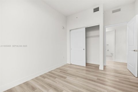 Apartment in Hallandale Beach, Florida 2 bedrooms, 110.09 sq.m. № 1993491 - photo 23