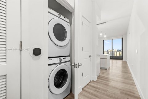 Apartment in Hallandale Beach, Florida 2 bedrooms, 110.09 sq.m. № 1993491 - photo 13