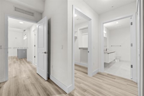 Apartment in Hallandale Beach, Florida 2 bedrooms, 110.09 sq.m. № 1993491 - photo 24