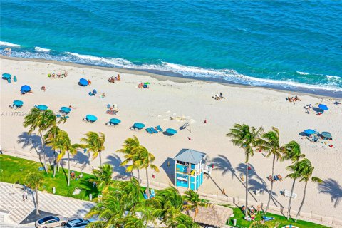 Condo in Deerfield Beach, Florida, 3 bedrooms  № 2041617 - photo 2