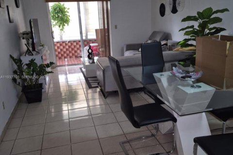 Condo in Hialeah Gardens, Florida, 1 bedroom  № 1992085 - photo 4
