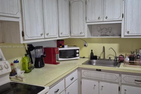 Condo in Hialeah Gardens, Florida, 1 bedroom  № 1992085 - photo 2