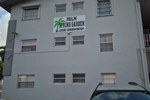 Condo in Hialeah Gardens, Florida, 1 bedroom  № 1992085 - photo 1