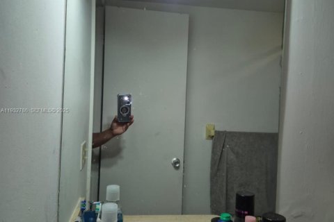 Condo in Hialeah Gardens, Florida, 1 bedroom  № 1992085 - photo 11