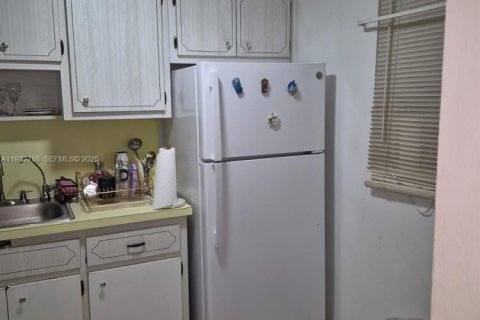 Condo in Hialeah Gardens, Florida, 1 bedroom  № 1992085 - photo 3