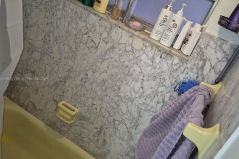 Condo in Hialeah Gardens, Florida, 1 bedroom  № 1992085 - photo 10