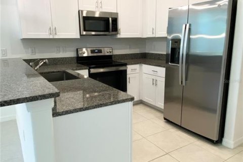 Townhouse in Land O' Lakes, Florida 3 bedrooms, 166.02 sq.m. № 1829836 - photo 2