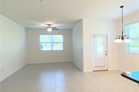 Townhouse in Land O' Lakes, Florida 3 bedrooms, 166.02 sq.m. № 1829836 - photo 4