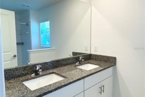 Townhouse in Land O' Lakes, Florida 3 bedrooms, 166.02 sq.m. № 1829836 - photo 12