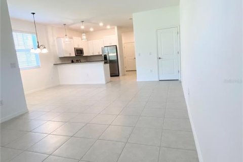 Townhouse in Land O' Lakes, Florida 3 bedrooms, 166.02 sq.m. № 1829836 - photo 5