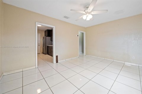 House in Opa-locka, Florida 3 bedrooms, 130.06 sq.m. № 1971481 - photo 6