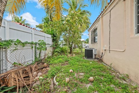 House in Opa-locka, Florida 3 bedrooms, 130.06 sq.m. № 1971481 - photo 24