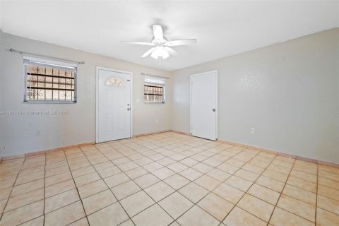 House in Opa-locka, Florida 3 bedrooms, 130.06 sq.m. № 1971481 - photo 15