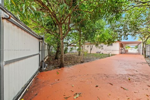 House in Opa-locka, Florida 3 bedrooms, 130.06 sq.m. № 1971481 - photo 22