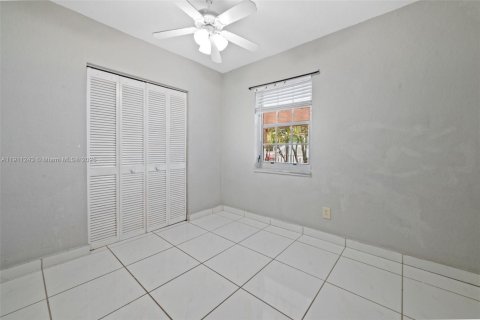 House in Opa-locka, Florida 3 bedrooms, 130.06 sq.m. № 1971481 - photo 14