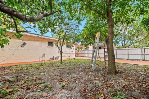 House in Opa-locka, Florida 3 bedrooms, 130.06 sq.m. № 1971481 - photo 23