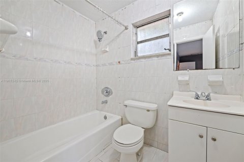 House in Opa-locka, Florida 3 bedrooms, 130.06 sq.m. № 1971481 - photo 19