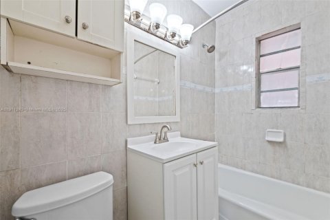 House in Opa-locka, Florida 3 bedrooms, 130.06 sq.m. № 1971481 - photo 12