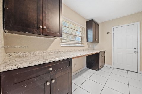 House in Opa-locka, Florida 3 bedrooms, 130.06 sq.m. № 1971481 - photo 10