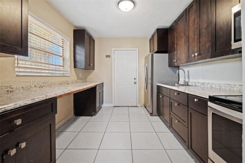 House in Opa-locka, Florida 3 bedrooms, 130.06 sq.m. № 1971481 - photo 8