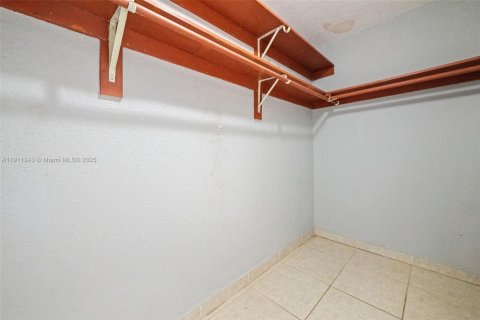 House in Opa-locka, Florida 3 bedrooms, 130.06 sq.m. № 1971481 - photo 20
