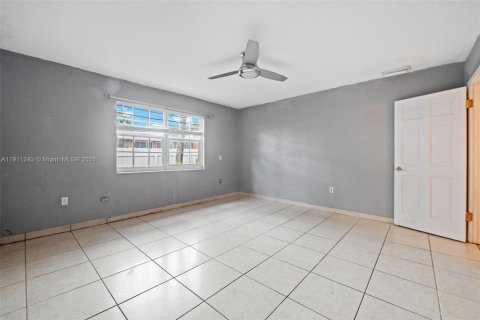 House in Opa-locka, Florida 3 bedrooms, 130.06 sq.m. № 1971481 - photo 18