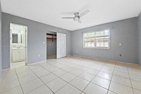 House in Opa-locka, Florida 3 bedrooms, 130.06 sq.m. № 1971481 - photo 17