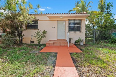 House in Opa-locka, Florida 3 bedrooms, 130.06 sq.m. № 1971481 - photo 3