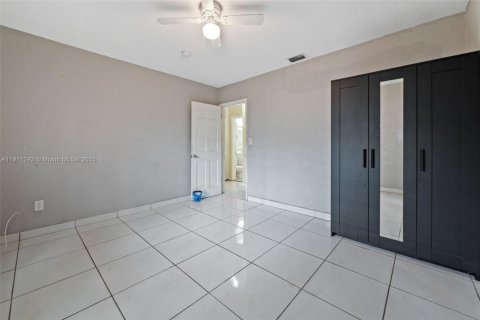 House in Opa-locka, Florida 3 bedrooms, 130.06 sq.m. № 1971481 - photo 13