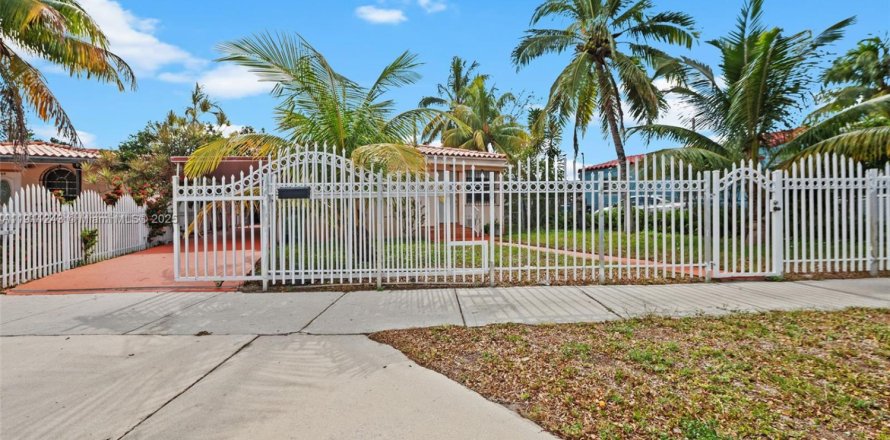 House in Opa-locka, Florida 3 bedrooms, 130.06 sq.m. № 1971481