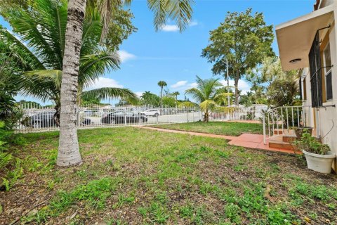 House in Opa-locka, Florida 3 bedrooms, 130.06 sq.m. № 1971481 - photo 25