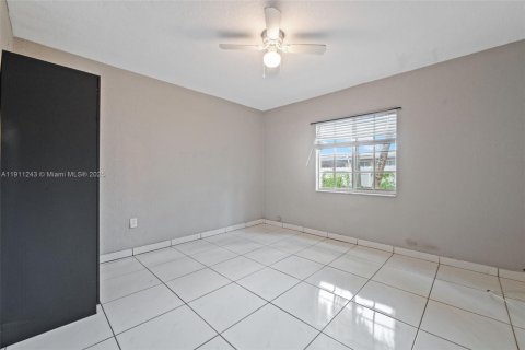 House in Opa-locka, Florida 3 bedrooms, 130.06 sq.m. № 1971481 - photo 11