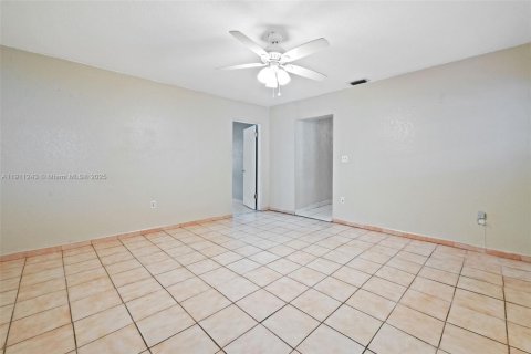 House in Opa-locka, Florida 3 bedrooms, 130.06 sq.m. № 1971481 - photo 16