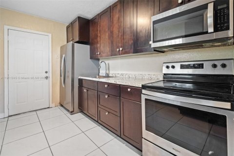 House in Opa-locka, Florida 3 bedrooms, 130.06 sq.m. № 1971481 - photo 9