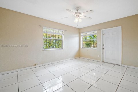 House in Opa-locka, Florida 3 bedrooms, 130.06 sq.m. № 1971481 - photo 7