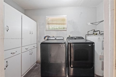 House in Opa-locka, Florida 3 bedrooms, 130.06 sq.m. № 1971481 - photo 21