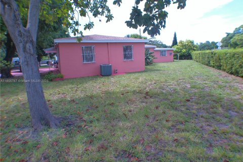 House in Miami, Florida 4 bedrooms, 177.63 sq.m. № 1946647 - photo 1