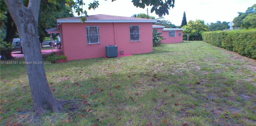 House in Miami, Florida 4 bedrooms, 177.63 sq.m. № 1946647