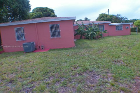 House in Miami, Florida 4 bedrooms, 177.63 sq.m. № 1946647 - photo 2