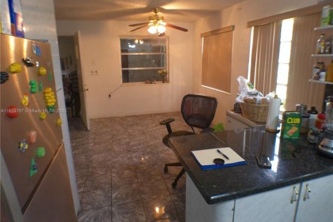 House in Miami, Florida 4 bedrooms, 177.63 sq.m. № 1946647 - photo 3