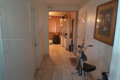 House in Miami, Florida 4 bedrooms, 177.63 sq.m. № 1946647 - photo 9
