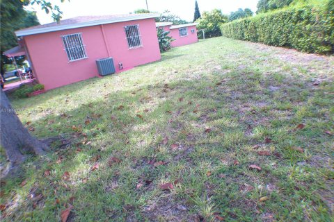House in Miami, Florida 4 bedrooms, 177.63 sq.m. № 1946647 - photo 12
