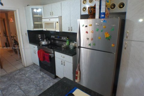 House in Miami, Florida 4 bedrooms, 177.63 sq.m. № 1946647 - photo 6