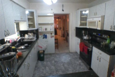 House in Miami, Florida 4 bedrooms, 177.63 sq.m. № 1946647 - photo 7