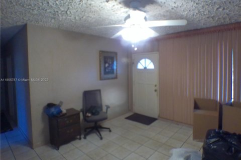 House in Miami, Florida 4 bedrooms, 177.63 sq.m. № 1946647 - photo 10