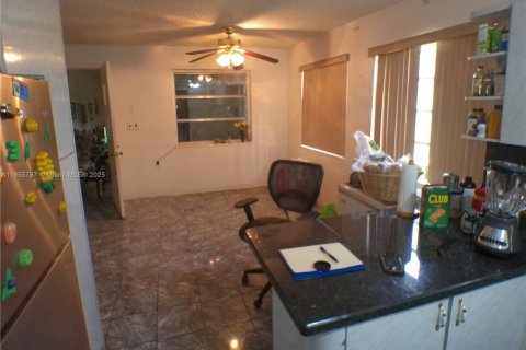 House in Miami, Florida 4 bedrooms, 177.63 sq.m. № 1946647 - photo 4