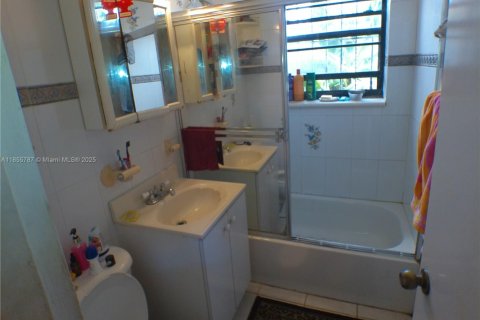 House in Miami, Florida 4 bedrooms, 177.63 sq.m. № 1946647 - photo 11