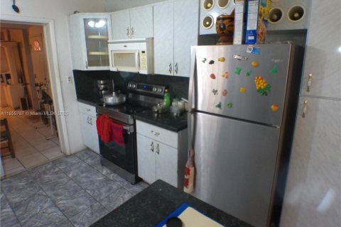 House in Miami, Florida 4 bedrooms, 177.63 sq.m. № 1946647 - photo 5
