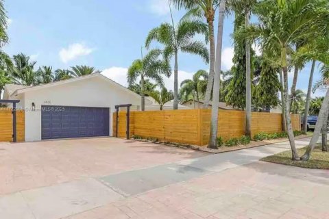 House in Fort Lauderdale, Florida 2 bedrooms, 124.3 sq.m. № 1611180 - photo 1